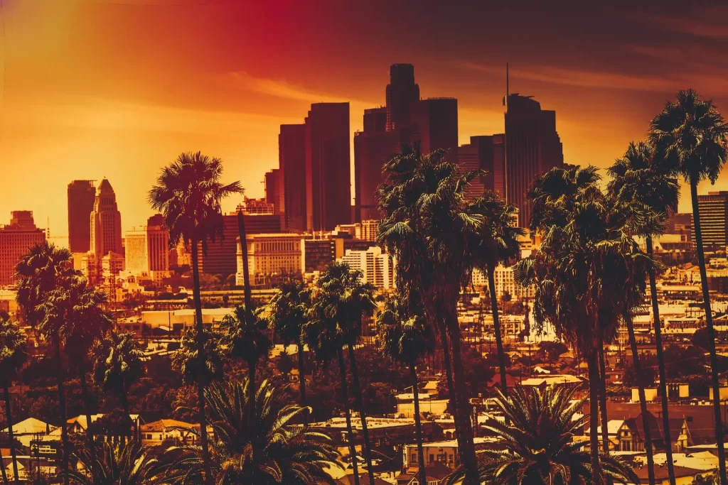 Los Angeles skyline at sunset with palm trees and city lights – a vibrant scene from the travel guide to what to do in Los Angeles