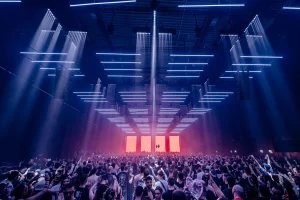 Time Warp Brasil 2025 stage with lights, crowd, and DJ in São Paulo